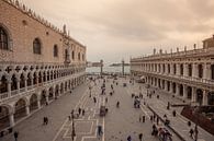Hauptplatz vor dem Dogenpalast in Venedig, Italien von Joost Adriaanse Miniaturansicht