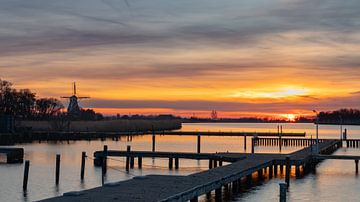 Marina Oude Veer et le moulin Leonide lors d'un coucher de soleil éclatant sur Bram Lubbers