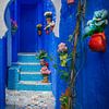 Blaue Gasse in Chefchaouen mit traditioneller maurischer Architektur von Antwan Janssen