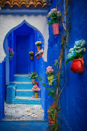 Blaue Gasse in Chefchaouen mit traditioneller maurischer Architektur von Antwan Janssen