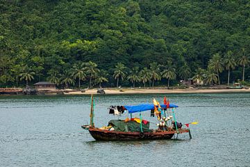 Bateaux de pêche dans la baie d'Halong sur Roland Brack