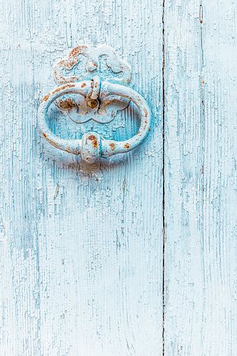 Heurtoir rouillé sur panneau de bois blanc et bleu Labeaume France