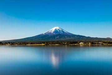 Mount Fuji tijdens een heldere dag bij lake Kawaguchiko van Kingkev fotografie