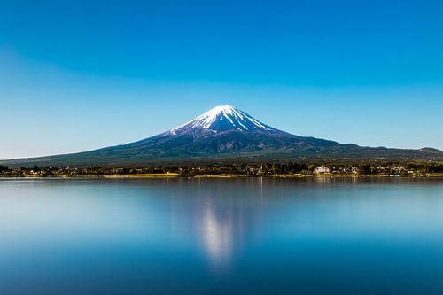 Mount Fuji tijdens een heldere dag bij lake Kawaguchiko