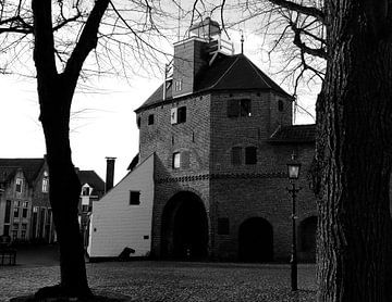 La Vischpoort de Harderwijk en automne en noir et blanc sur Gerard de Zwaan
