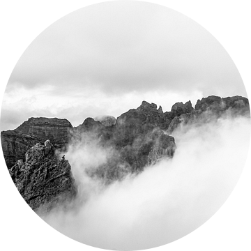 Bergtoppen boven de wolken II | Pico do Areeiro | Madeira | Minimalisme | Zwart-Wit van Daan Duvillier | Dsquared Photography