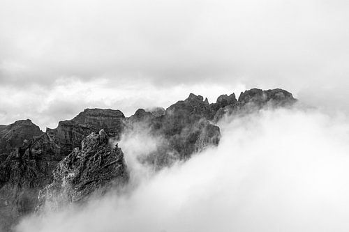 Pics montagneux au-dessus des nuages II | Pico do Areeiro | Madère | Minimalisme | Noir et blanc