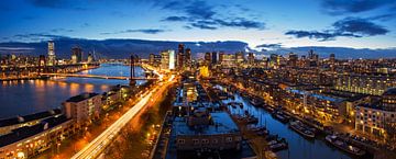 Panorama der blauen Stunde von Rotterdam von Dennis van de Water