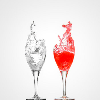 Transparent und rot Splash im Weinglas (quadratisch)