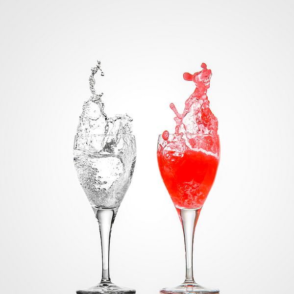 Transparent und rot Splash im Weinglas (quadratisch) von Gig-Pic by Sander van den Berg