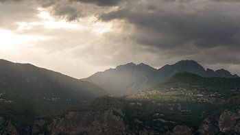 Zonnestralen in de bergen