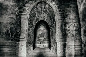 Bouddha assis dans un complexe de temples à Bagan, Birmanie, Myanmar.