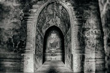 Zittende boeddha in tempelcomplex Bagan Birma Myanmar.