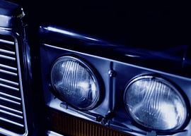 Vorderansicht: Ein luxuriöser Retro-Wagen – dunkelblaue Ausstrahlung