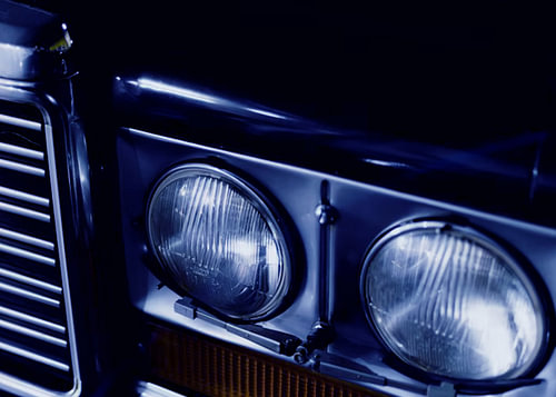 Vorderansicht: Ein luxuriöser Retro-Wagen – dunkelblaue Ausstrahlung
