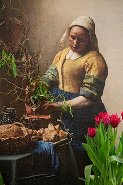 Het melkmeisje in haar tuinkamer. Tulp in rood. van Alie Ekkelenkamp