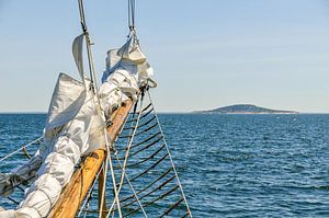 Oud schip nadert een eiland van Lars-Olof Nilsson