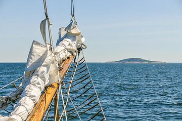 Altes Schiff nähert sich einer Insel von Lars-Olof Nilsson