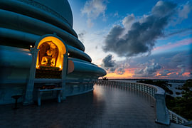 Peace Pagoda in het blauwe uur