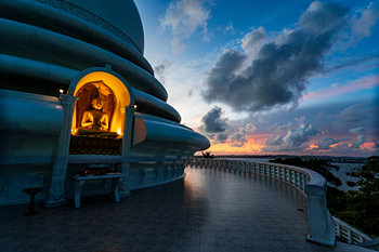 Peace Pagoda in het blauwe uur