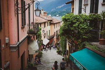 Straatje in Bellagio (aan het Como meer) van Dennis Langendoen