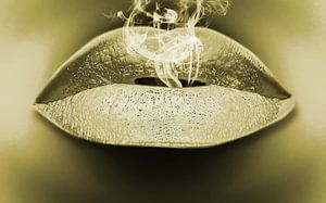 Golden lips smoking in Groovy Champagne style