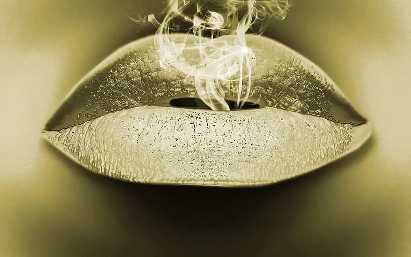 Golden lips smoking in Groovy Champagne style van Humphry Jacobs