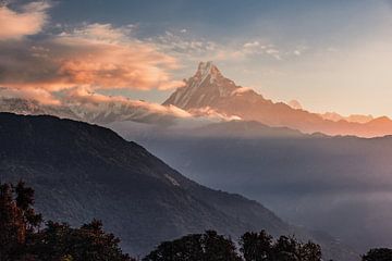 zonsopgang bij fishtail mountain van Alex Neumayer