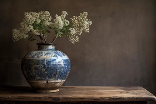 Stilleven blauwe vaas met witte bloemen