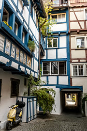 Cour intérieure dans la vieille ville de Lindau sur Dieter Walther