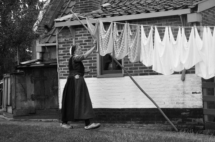 De Wasvrouw by Frank Hensen