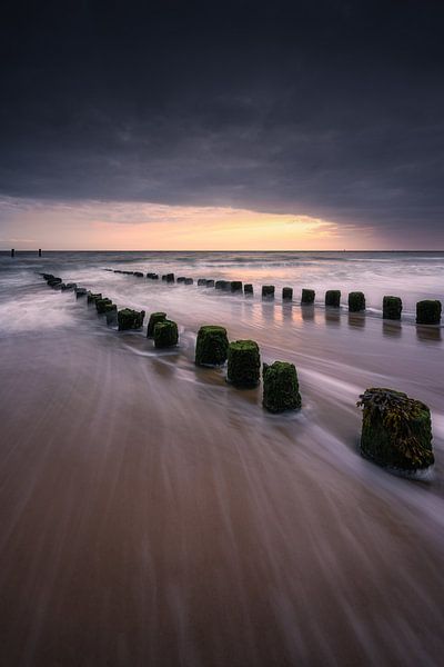 Wellen am Strand von Zoutelande von Thom Brouwer