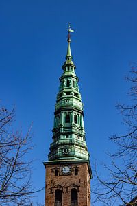 Kerktoren van de St Nicolaaskerk in Kopenhagen, Denemarken van Adelheid Smitt