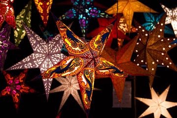 Farbige Sternen Weihnachtsmarkt Düsseldorf von Guido van Veen