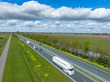 Verkeer op de N50 in Flevoland tijdens de lente