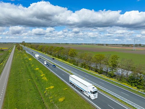 Verkeer op de N50 in Flevoland tijdens de lente