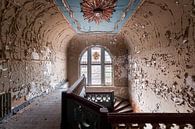 Verlassene Villa mit Glasmalerei. von Roman Robroek – Fotos verlassener Gebäude Miniaturansicht