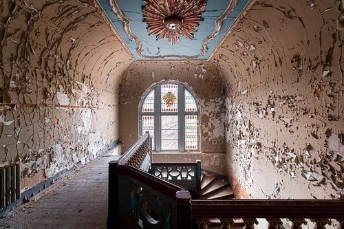 Villa abandonnée avec vitraux.