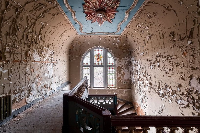 Verlassene Villa mit Glasmalerei. von Roman Robroek – Fotos verlassener Gebäude