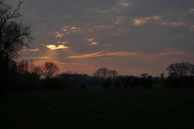 Nederlandse lucht bij zonsondergang van Luci light