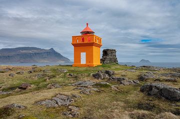 Oranje vuurtoren in IJsland van Tim Vlielander