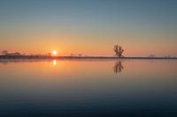 Zonsopkomst aan de kreek,