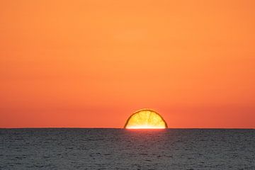Orangefarbener Sonnenuntergang von Peter van Dam