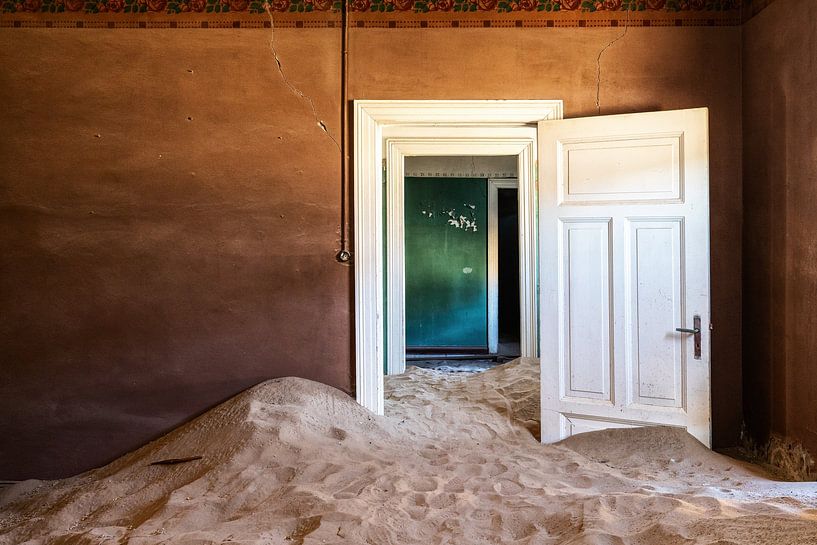 Kolmanskop 3 by Henk Leijen