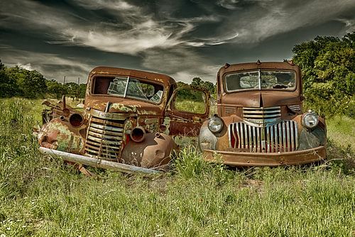 Twee sleeping beauty's op een auto kerkhof