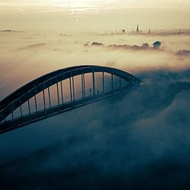 Brücke bei Sonnenaufgang. von PEEQ.