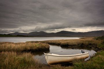 Bootje aan een Ierse kust van Bo Scheeringa Photography