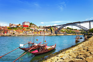 Stadtbild von Porto, Fluss Douro, Boote und Eisenbrücke, Portugal
