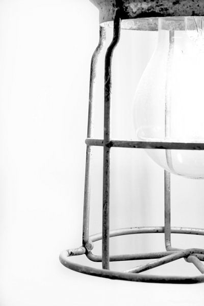 Abbildung eines Ausschnitts einer alten Wanderlampe in Schwarz-Weiß. von Therese Brals