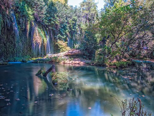 Belle chute d'eau de Kursunlu avec une nature magnifique